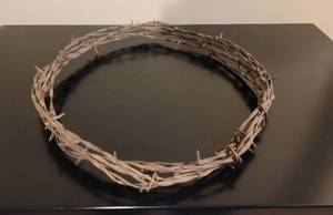 lot 253 image: Vintage Barbed Wire Decor.