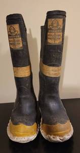 lot 254 image: ServusFire Boots.