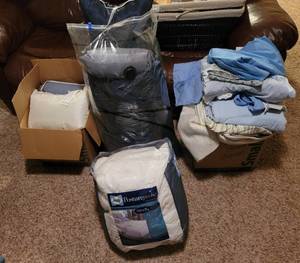 lot 263 image: KingQueen Bedding.