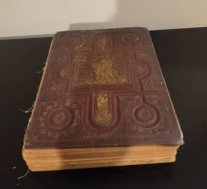 lot 267 image: Vintage Holy Bible.