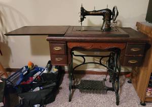 lot 271 image: Vintage Bruce Automatic Sewing Machine Table.