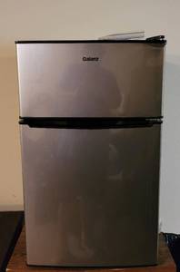 lot 272 image: Galanz mini fridge. no contents.