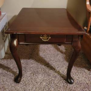 lot 275 image: Wooden End Table with 1 Drawer.