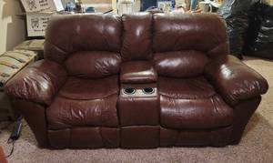 lot 279 image: Leather Full Electric Reclining Sofa with Built in Cup Holders and Storage. Works as Should.