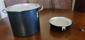 lot 284 image: Familie Slo-Cooker and Stock Pot.
