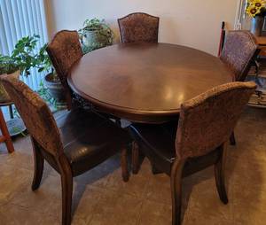 lot 286 image: Very Nice Round Wooden Dinning Table with (5) Matching Chairs.