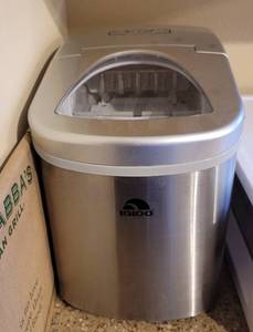 lot 287 image: Igloo Ice Maker.