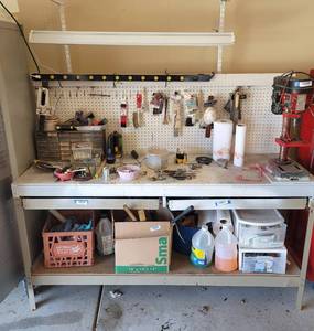 lot 325 image: Work Bench and Fluorescent Light. NO CONTENTS
