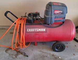 lot 365 image: Craftsman 150 PSI 1.6HP 33Gal air compressor