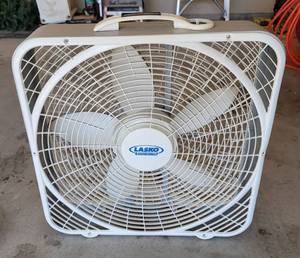 lot 369 image: Lasko box fan (Missing knob) Works
