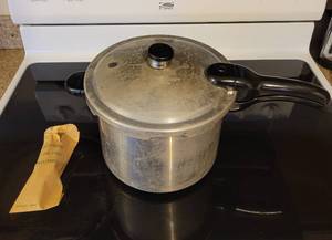 lot 371 image: Pressure cooker