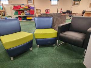 lot 13509 image: Lot of 3 Waiting Room Chairs