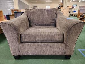 lot 13510 image: Living Room Chair
