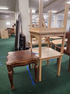 lot 13518 image: Lot of 4 End Tables