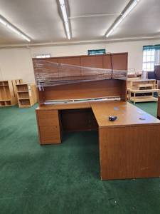 lot 13537 image: L-Shaped HON Executive Wooden Desk W Upper Storage