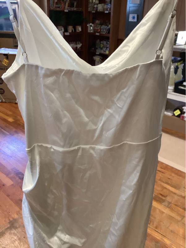 lot 53710 image: Womens Large Silky White Gown side zipper