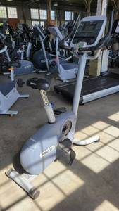 lot 3585 image: Commerical Precor C8421C8461Recumbent Bike