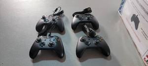 lot 3613 image: Set Of 4 Wireless Xbox Controllers