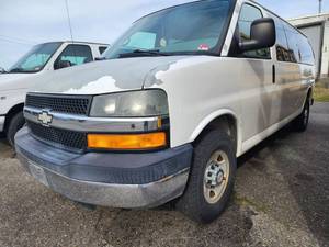 lot 2552 image: 2006 Chevy Express Van, White