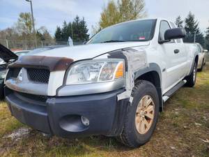 lot 2558 image: 2005 Mitsubishi Raider Duro Cross Pick Up Truck, White