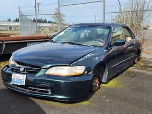 lot 2555 image: 1999 Honda Accord, Green