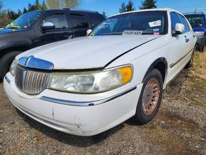lot 2571 image: 2002 Ford Lincoln Cartier Town Car, White