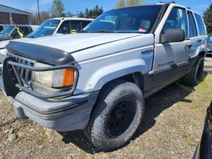 lot 2593 image: 1995 Jeep Grand Cherokee Laredo, White