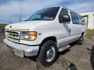 lot 2553 image: 2002 Ford Tritan V8 Van, White