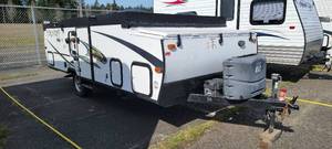 lot 2620 image: 2014 Flagstaff T19SCHW A Frame Style Camper