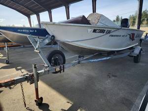 lot 2635 image: 14ft Alumacraft Fisherman 145 CS , W EZ Loader Boat Trailer