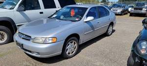 lot 2586 image: 1998 Nissan Altima, Silver