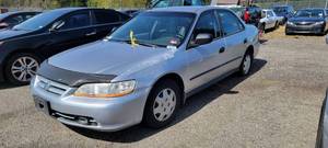 lot 2600 image: 2002 Honda Accord DX, Silver