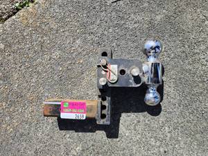lot 2659 image: B and W Tow and Stow Trailer Hitch