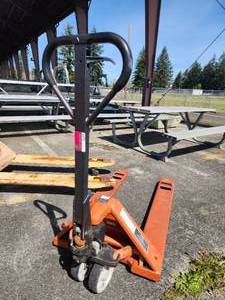 lot 2655 image: Dayton Hand Hydraulic Model 4YX96 Pallet Jack