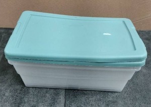 lot 3369 image: 7Q Small Clear Totes With Lids