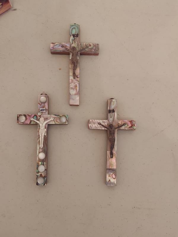 lot 6563 image: 3 Small Crucifixes - Appears to be Mother of Pearl