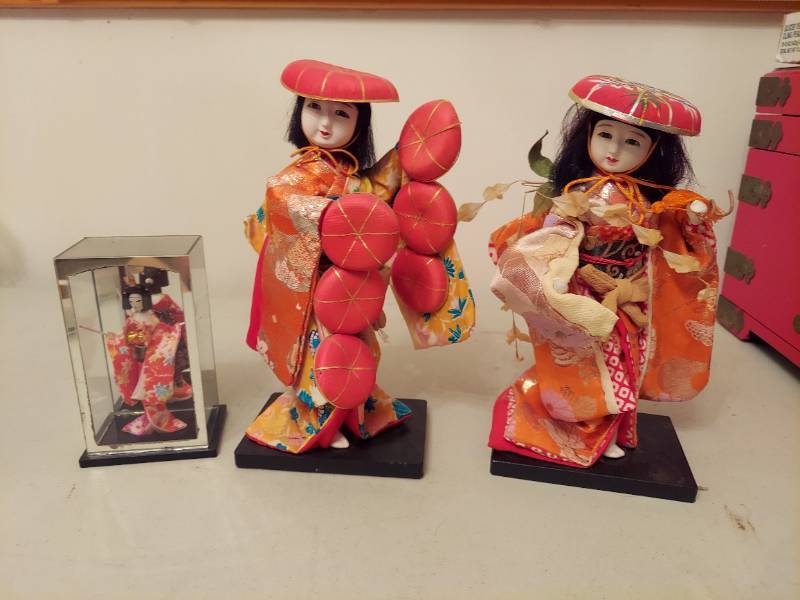 lot 6605 image: 3 Asian Figurines