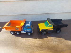 lot 6061 image: 2 Dump Trucks