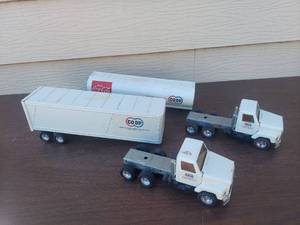 lot 6093 image: 2 Trucks and Trailers