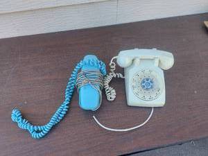 lot 6106 image: 2 Telephones