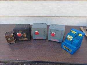 lot 6113 image: 5 Coin Banks