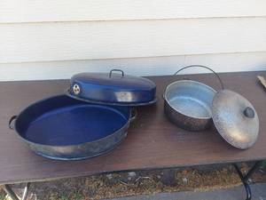 lot 6123 image: Roasting pan and pot with lid