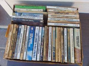 lot 6166 image: Paper back books - lots of Louis Lamour