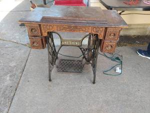 lot 6178 image: Singer Treadle Sewing Machine