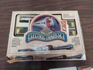 lot 6195 image: Electric Train set