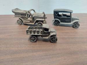 lot 6205 image: 3 Cast Iron Cars