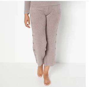 lot 2204 image: Barefoot Dreams CozyChic Lite Button Cropped Pants Size Large Retails $58