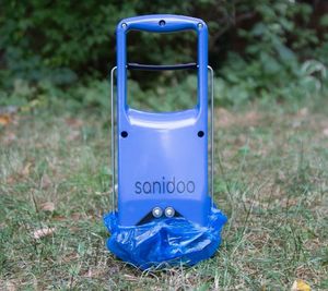lot 2331 image: Sanidoo Portable Self-Contained Touch Free Pooper Scooper with 50 Bags, BLUE in Color, NEW