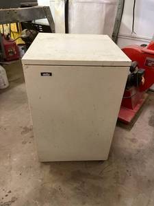 lot 1002 image: Rolling metal cabinet 28 x 17 x 19