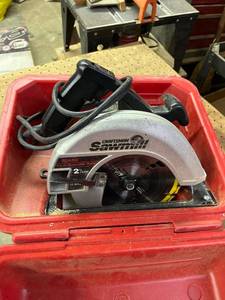 lot 1010 image: Craftsman 7 14 in circular saw in case